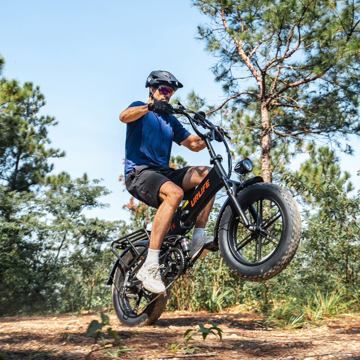 URLIFE T5 avec cycliste sur un sentier forestier, roue avant décollée du sol
