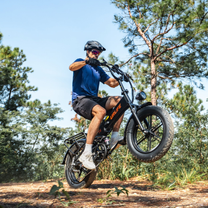 URLIFE T5 avec cycliste sur un sentier forestier, roue avant décollée du sol