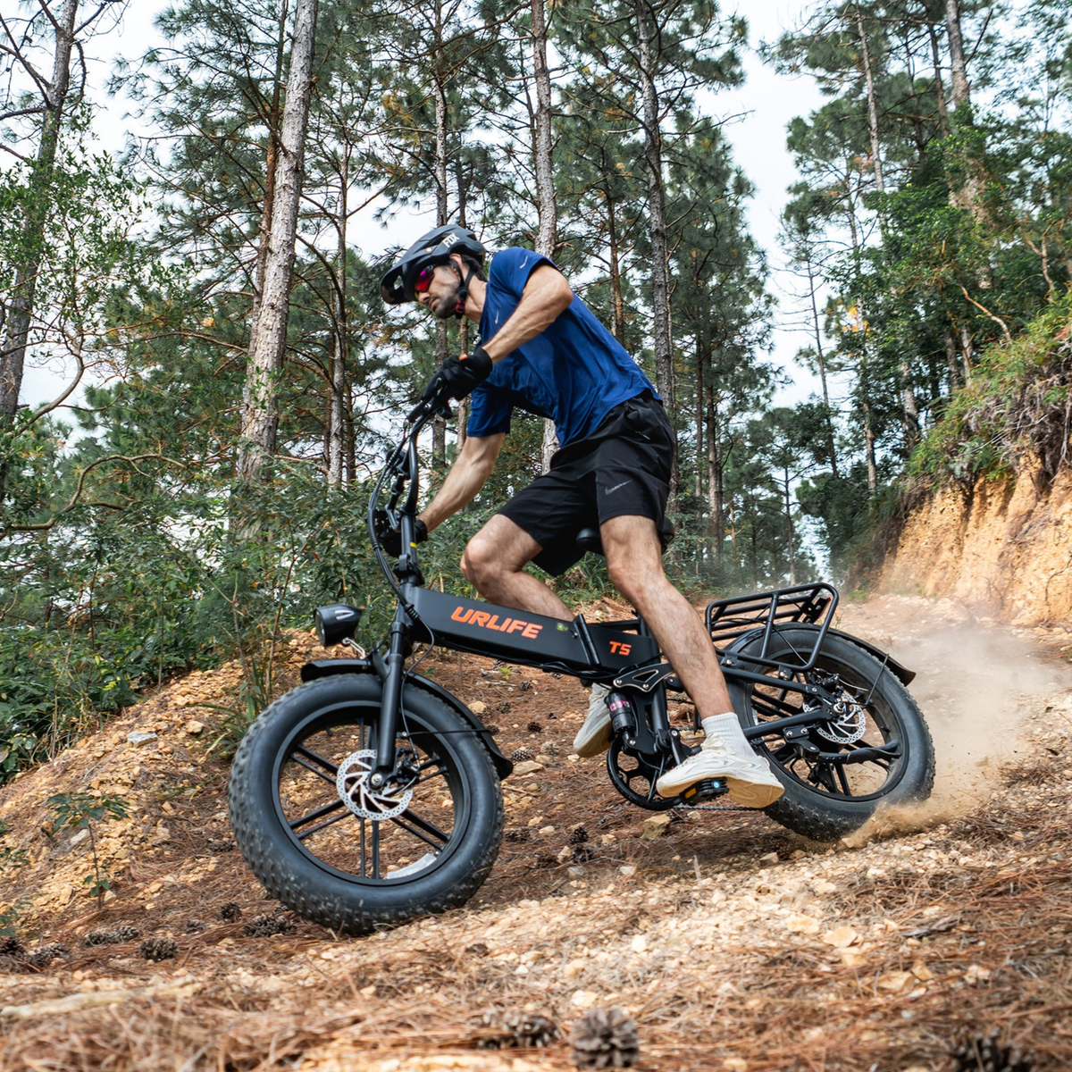 URLIFE T5 vu de profil, cycliste descendant un sentier forestier gravillonné