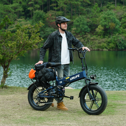 URLIFE T5 bleu avec sacs sur le porte-bagages au bord d’un lac, une personne à côté