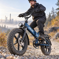 URLIFE T5 bleu avec cycliste sur gravier, bâtiments industriels en arrière-plan