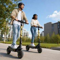 Wheely - H7 : un homme et une femme casqués, chacun sur une trottinette électrique noire et jaune dans un parc