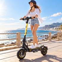 Femme avec casque roulant en Wheely - H7 sur une promenade en bord de mer par une journée ensoleillée