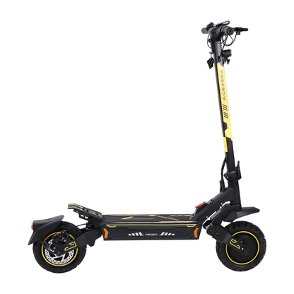 Trottinette électrique noire et jaune avec le texte FREEBOY, vue de côté, avec deux roues et un plateau