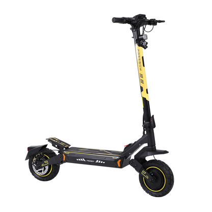 Trottinette électrique noire et jaune avec le texte FREEBOY, vue de trois quarts avant, avec phare avant, plateau et deux roues