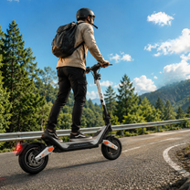 Personne avec casque et sac à dos roulant en Wheely - J18 sur une route sinueuse en forêt par une journée ensoleillée