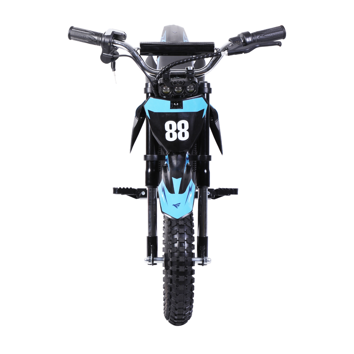 Wheely - Y3 vue de face avec guidon, trois phares avant, garde-boue avant bleu avec le numéro 88, repose-pieds et pneu avant à gros crampons