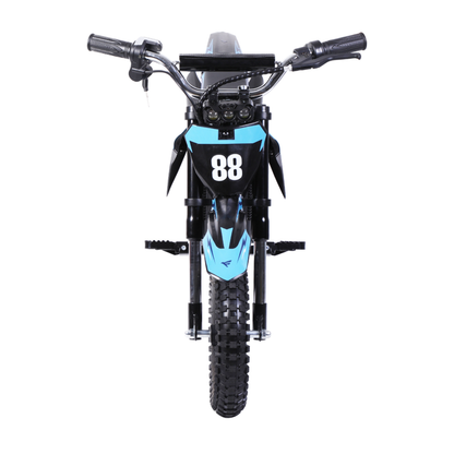 Wheely - Y3 vue de face avec guidon, trois phares avant, garde-boue avant bleu avec le numéro 88, repose-pieds et pneu avant à gros crampons