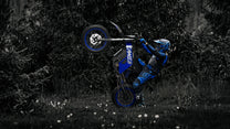 Pilote sautant avec la moto-cross électrique ZAWES GT1 sur fond sombre