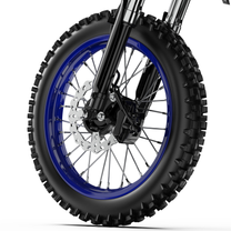Roue avant et fourche de la ZAWES GT1 en gros plan
