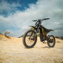 Vélo électrique ZONVEER ZX3 vu de trois-quarts avant sur un terrain sablonneux