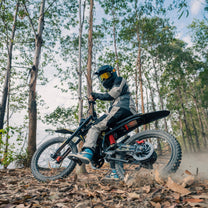 Homme roulant sur le vélo électrique ZONVEER ZX3 en forêt