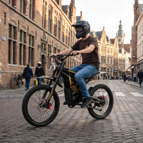Homme roulant sur le vélo électrique ZONVEER ZX3 en ville