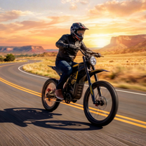 Homme roulant sur le vélo électrique ZONVEER ZX3 sur la route au coucher du soleil