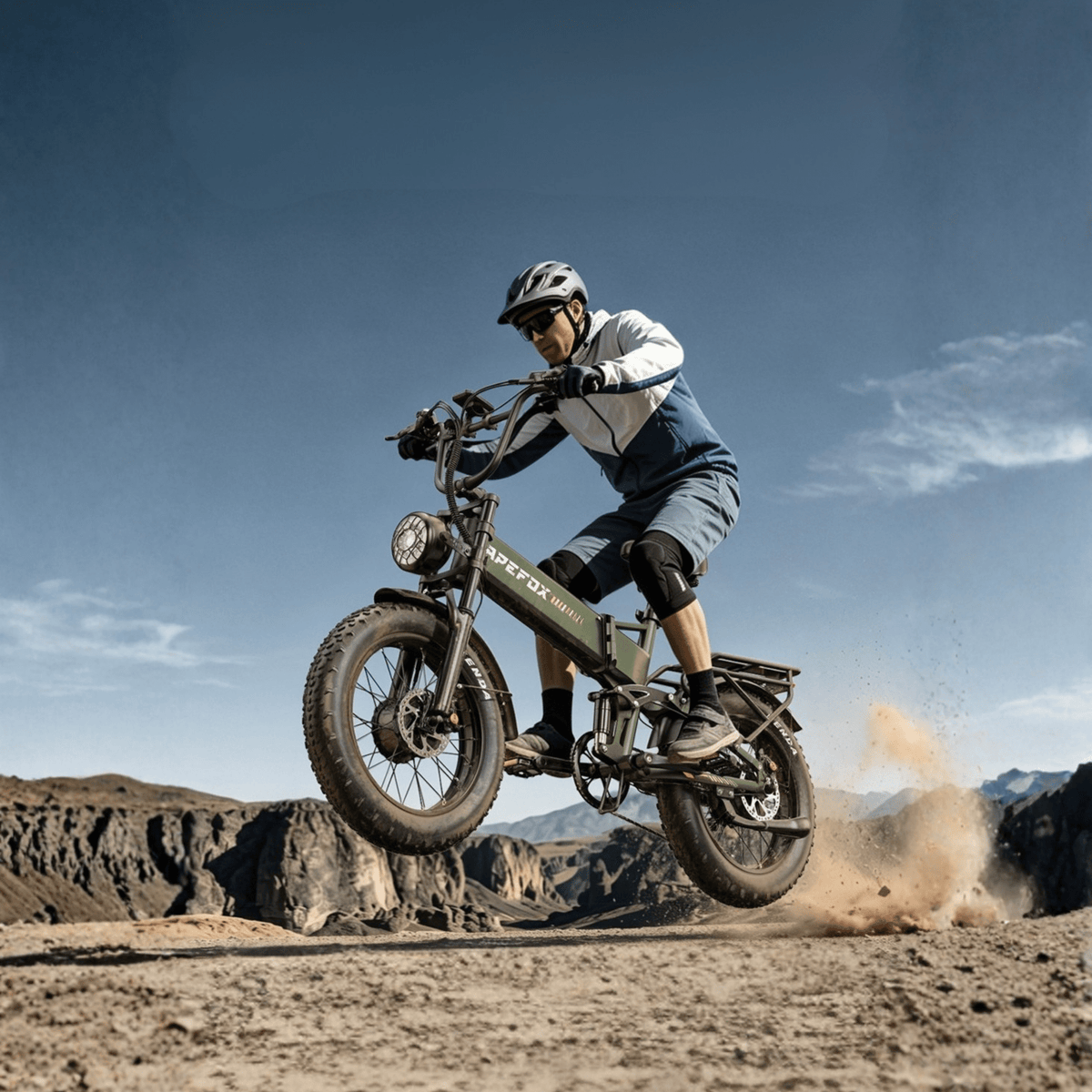 Pilote sur le vélo électrique pliant fat bike APEFOX RH20 en tout-terrain