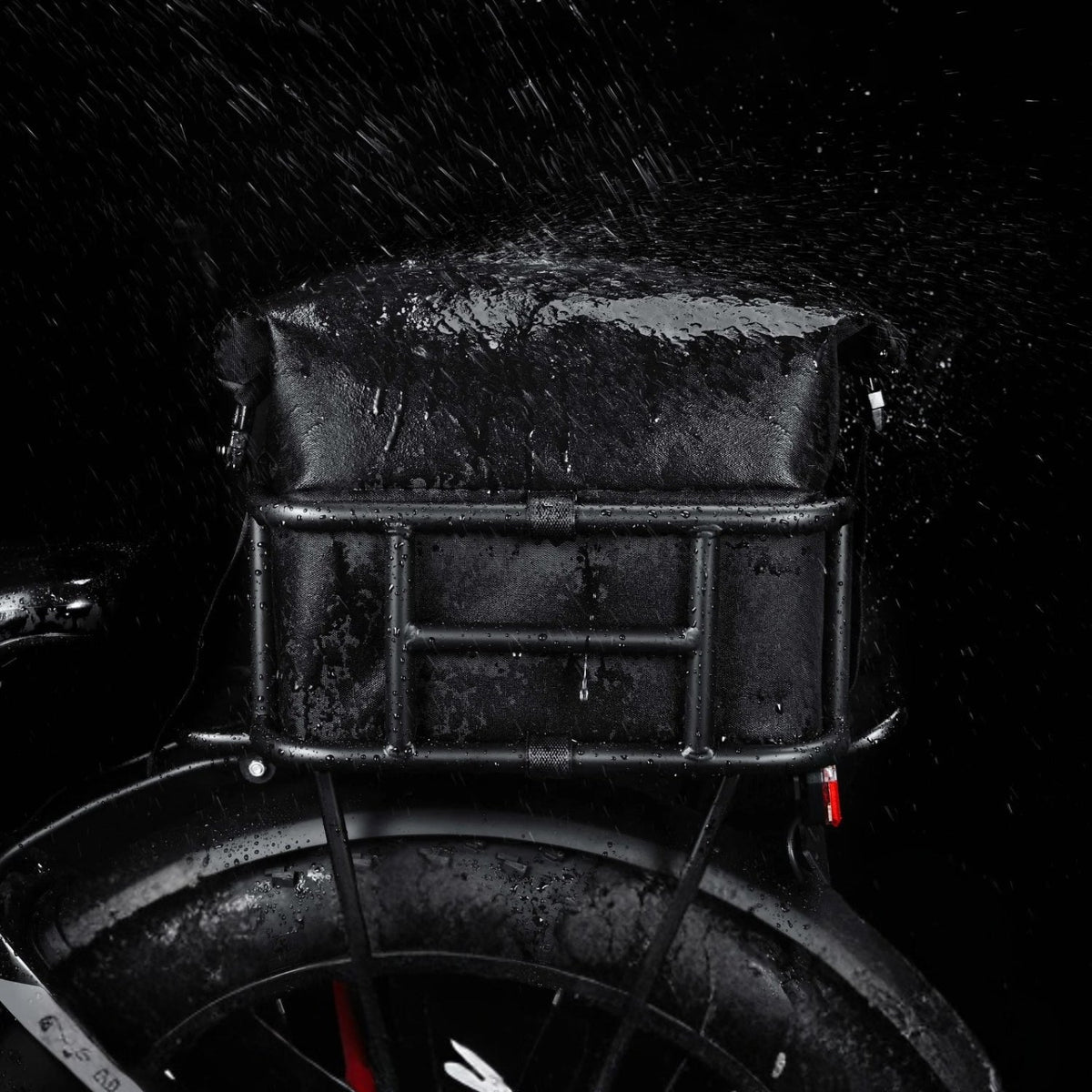 Panier arrière pour vélo électrique sous les éclaboussures