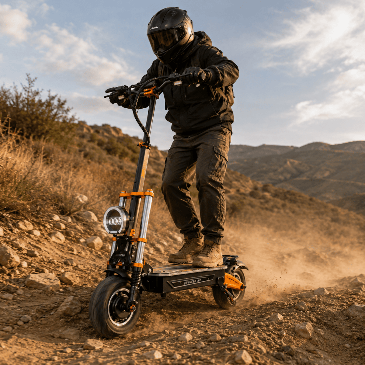 Pilote sur la trottinette électrique BOYUEDA M2 en tout-terrain sur un sentier
