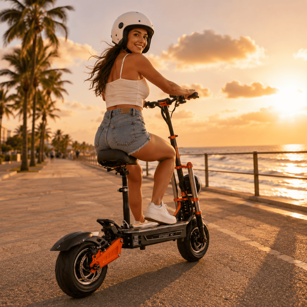 Femme roulant sur la trottinette électrique BOYUEDA M2 au bord de la mer