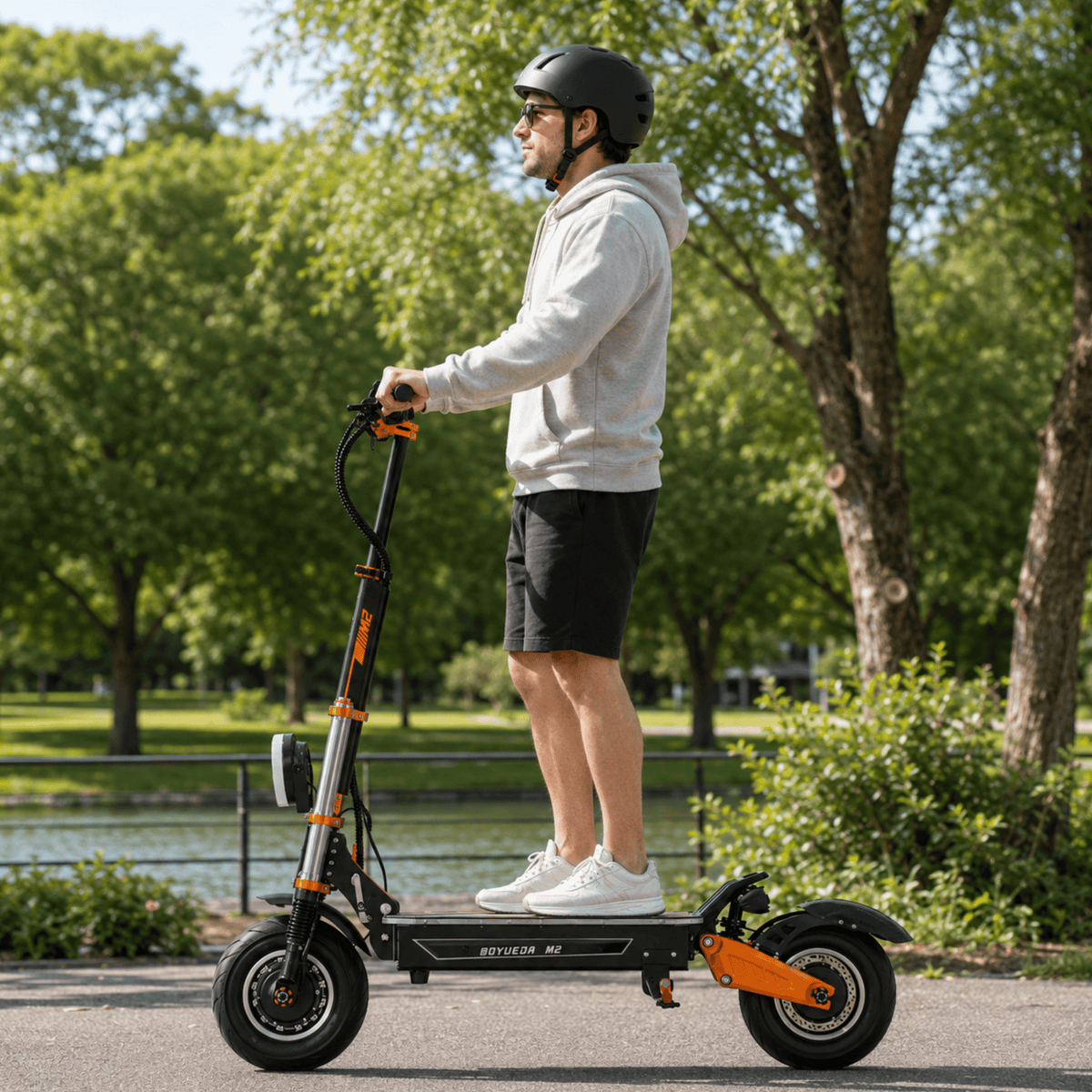 Homme debout avec la trottinette électrique BOYUEDA M2 dans un parc