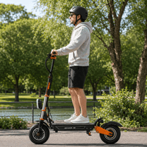 Homme debout avec la trottinette électrique BOYUEDA M2 dans un parc