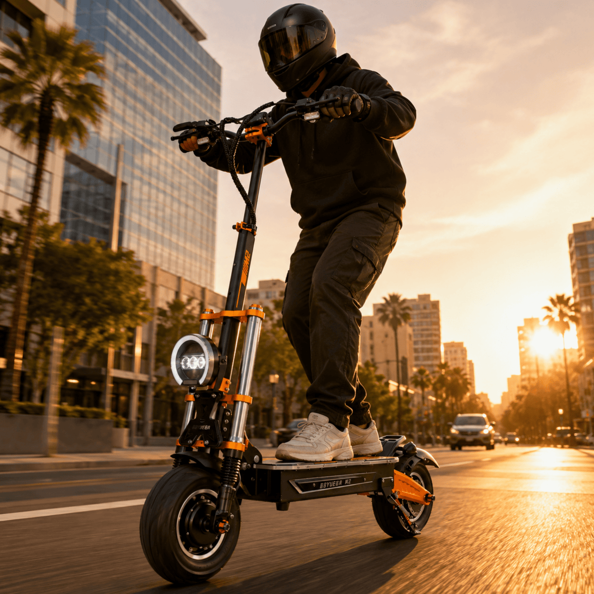 Homme roulant sur la trottinette électrique BOYUEDA M2 au coucher du soleil