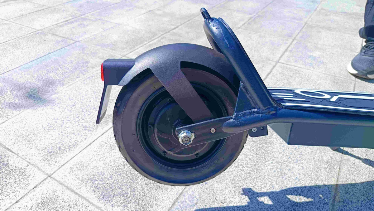 Roue arrière de la DriveTron DT01 dans une rue