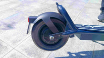 Roue arrière de la DriveTron DT01 dans une rue