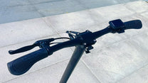 Guidon de la DriveTron DT01 vu de trois-quarts avant