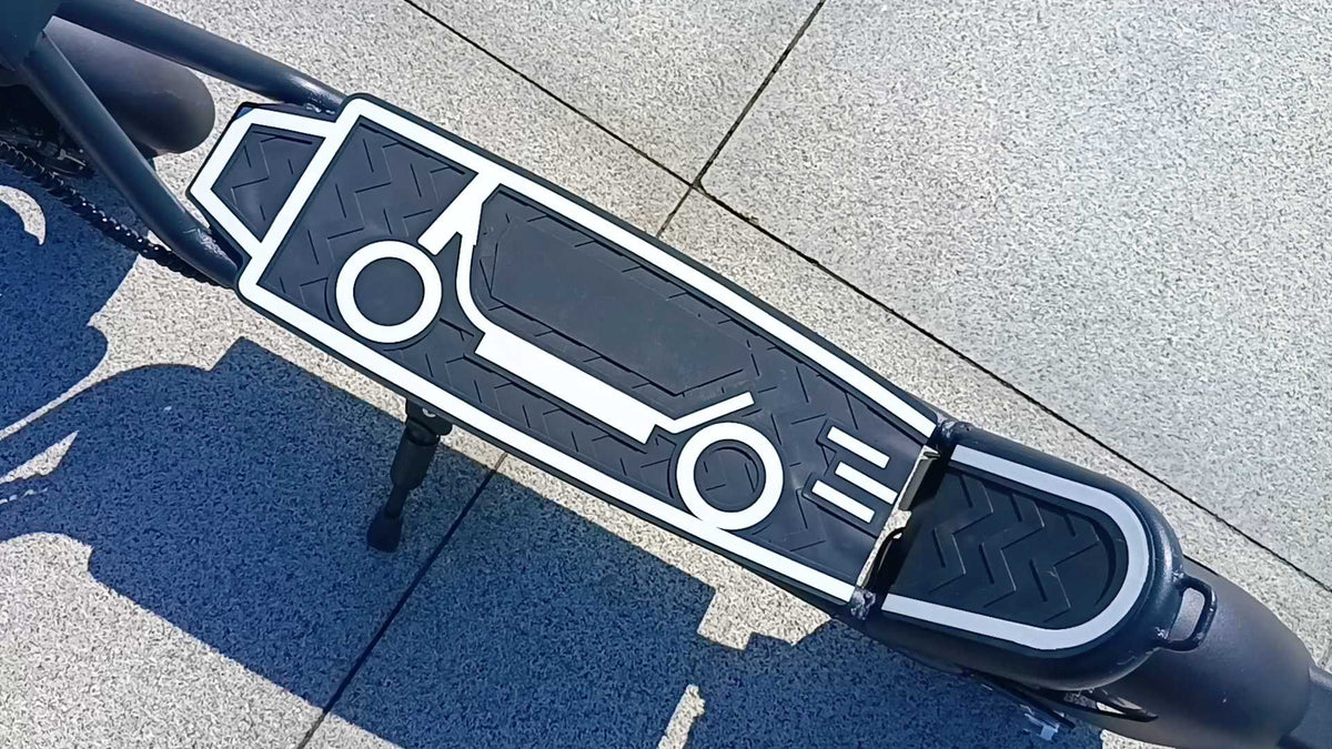 Plateau de la DriveTron DT01 dans une rue