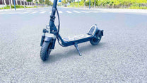 Trottinette électrique DriveTron DT01 vue de trois-quarts arrière en ville