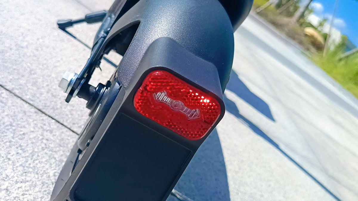 Feu arrière de la DriveTron DT01 dans une rue