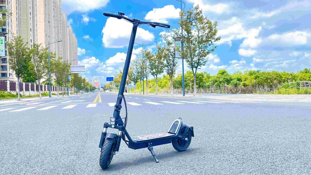 Trottinette électrique DriveTron DT01 vue de trois-quarts avant en ville