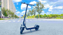 Trottinette électrique DriveTron DT01 vue de trois-quarts avant en ville