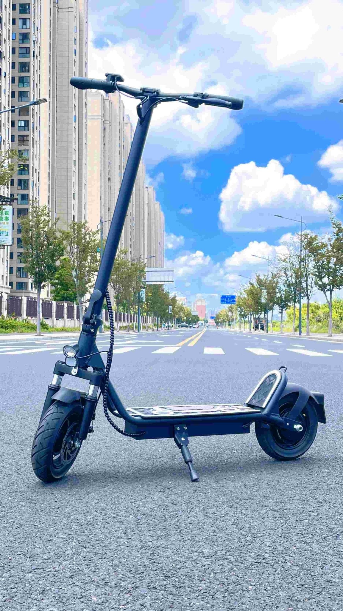 Trottinette électrique DriveTron DT01 vue de face dans une rue