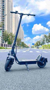 Trottinette électrique DriveTron DT01 vue de face dans une rue