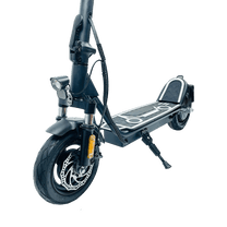 Roue avant et fourche de la DriveTron DT01 vu de trois-quarts avant