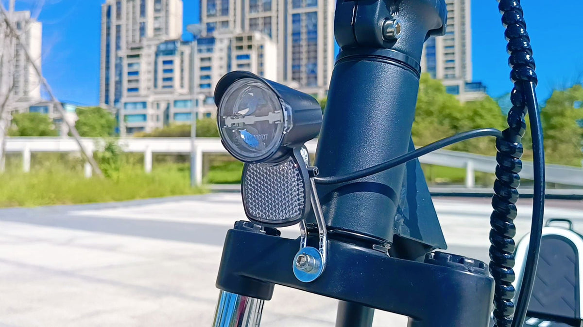 Phare avant de la DriveTron DT01 en ville