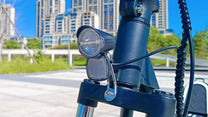 Phare avant de la DriveTron DT01 en ville