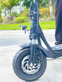 Roue avant et fourche de la DriveTron DT01 dans une rue
