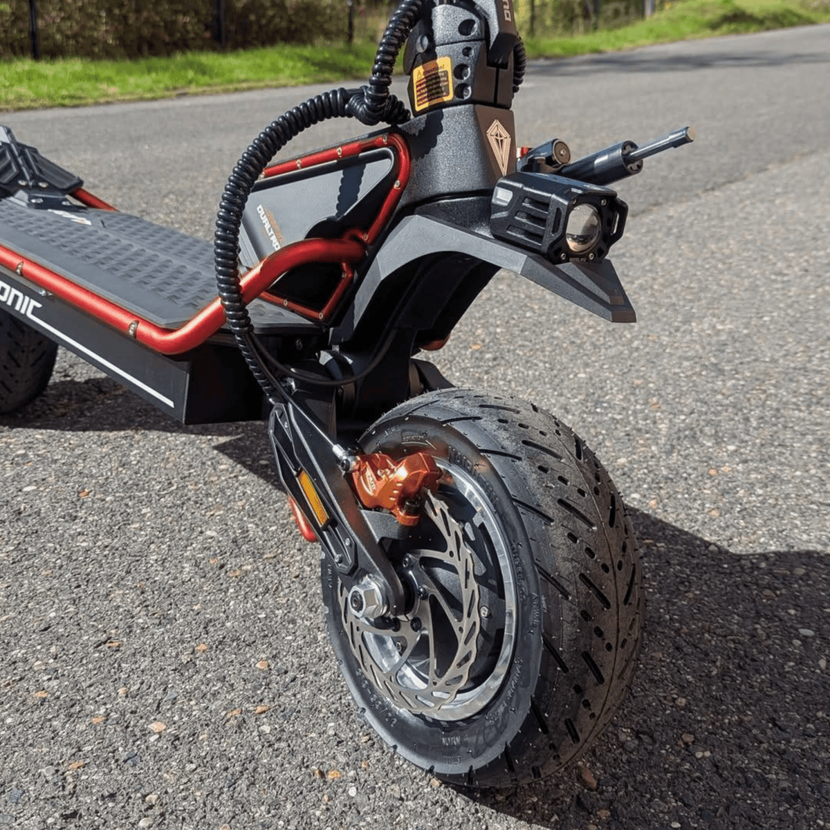Roue avant et fourche de la DUALTRON Alien dans une rue