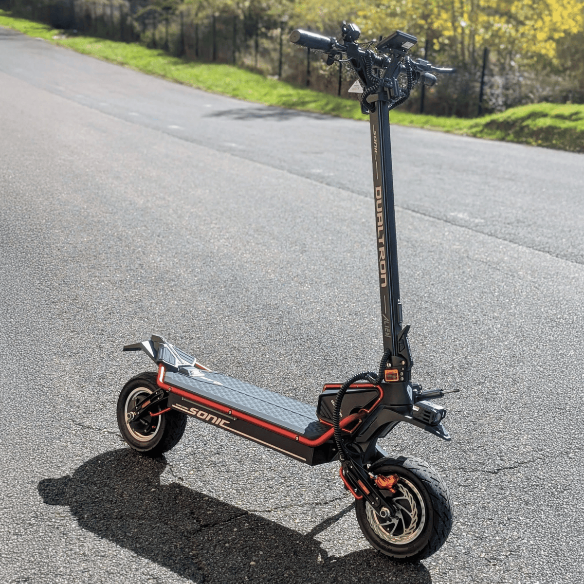 Trottinette électrique DUALTRON Alien vue de trois-quarts avant sur la route