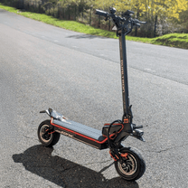 Trottinette électrique DUALTRON Alien vue de trois-quarts avant sur la route