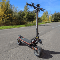 Trottinette électrique DUALTRON Alien vue de profil sur la route