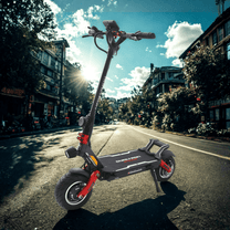 Trottinette électrique DUALTRON New Achilleus vue de trois-quarts avant dans une rue