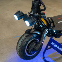Phare avant de la DUALTRON THUNDER 3 avec les feux allumés