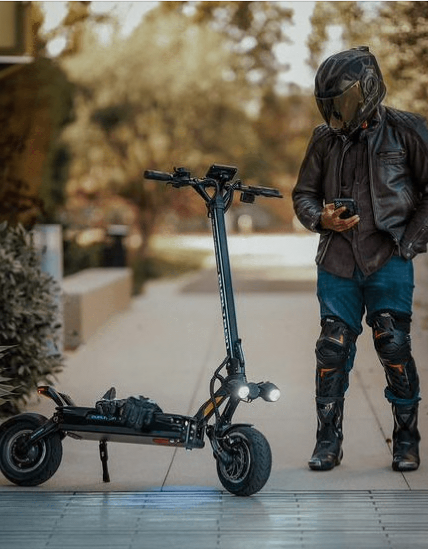 Homme debout avec la trottinette électrique DUALTRON THUNDER 3 sur une allée