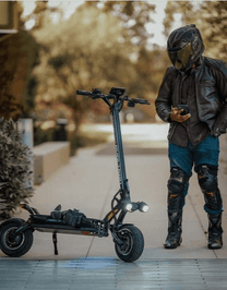 Homme debout avec la trottinette électrique DUALTRON THUNDER 3 sur une allée