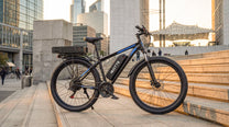 Vélo électrique Duotts C29-K vu de trois-quarts avant sur une allée