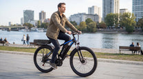 Homme roulant sur le vélo électrique Duotts C29-K sur une allée