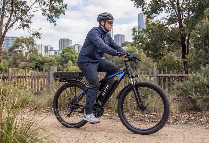 Homme roulant sur le vélo électrique Duotts C29-K dans un parc